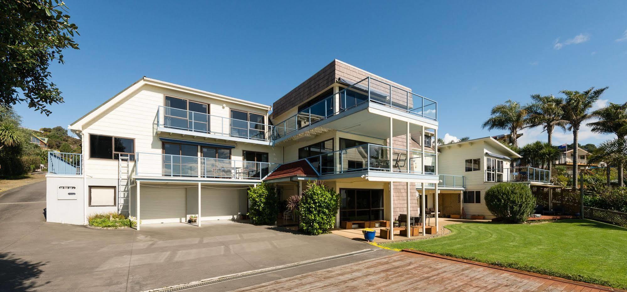 By The Bay Beachfront Apartments Мангонуи Экстерьер фото